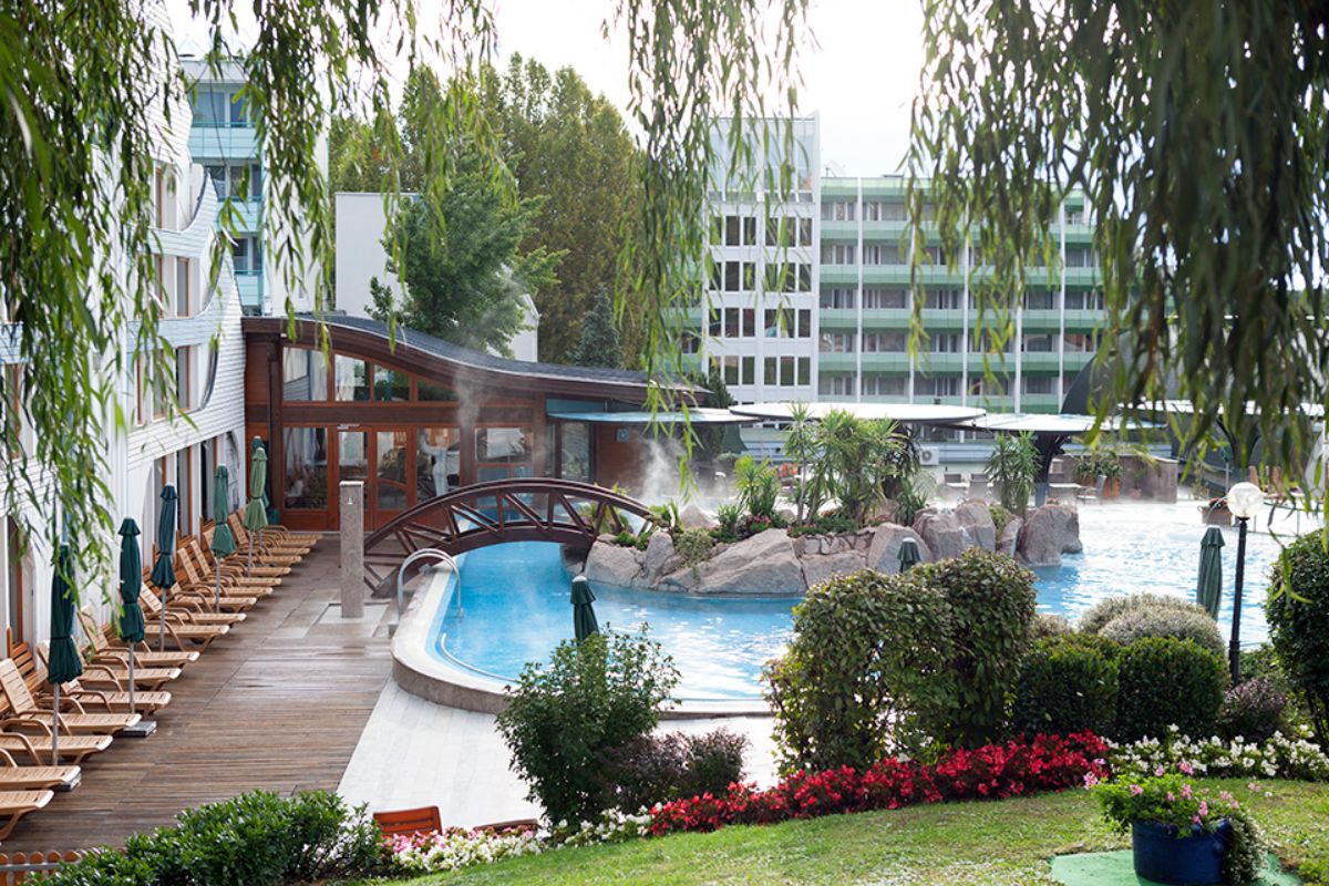 Carbona. Венгрия Хевиз карбона. Naturmed Hotel Carbona. Хевиз Венгрия отель карбона. Хевиз озеро отель карбона.